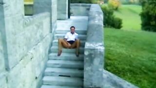 Deutscher Amateur masturbiert draußen zum Orgasmus