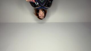 SneezeGoddess - Giantess in the Club