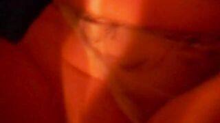 German Amateur mit großem Klitoris nimmt Dildo und spritzt