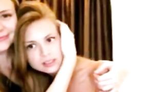 Deux superbes sœurs blondes s'amusent en webcam