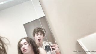 Amatrice suce une bite se regardant dans le miroir et baisant son mec