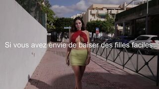 La superbe brune mathilda se promene les seins a l air