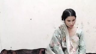 Desi ko saman dene ke bahane jabar dasti pela