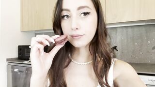 Son petit ami lui a demande de montrer a ses fans comment elle suce