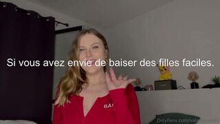 Cette blonde est ravie de montrer ses seins a ses admirateurs