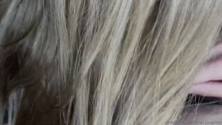 Petite blonde enregistree par son petit ami en train de le sucer