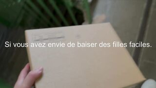 Le livreur doit baiser cette blonde francaise a forte poitrine