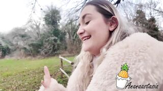 Louise est une blonde francaise qui suce une bite en plein air