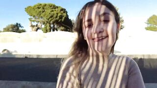 Louise se masturbe avec son nouveau gode dans la rue en plein air