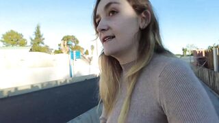 Louise se masturbe avec son nouveau gode dans la rue en plein air