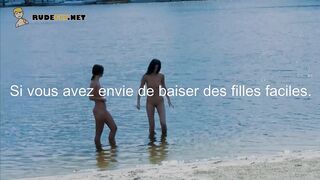 Trois filles nudistes sur une plage croate s’exhibent en trio