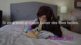 Brune en cosplay chevauche un gros gode avec un plug dans le cul