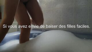 Il offre sa bite a une suceuse chinoise mouillee a chatte poilue