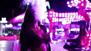 Elle se promene en public la nuit avec ses gros seins a l'air